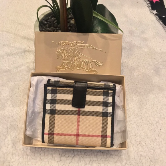 Burberry Wallet 🍀 - Picture 8 of 8